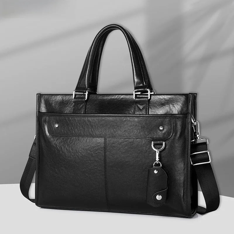 Mallette en cuir noir avec poignée et porte-clés sur fond blanc