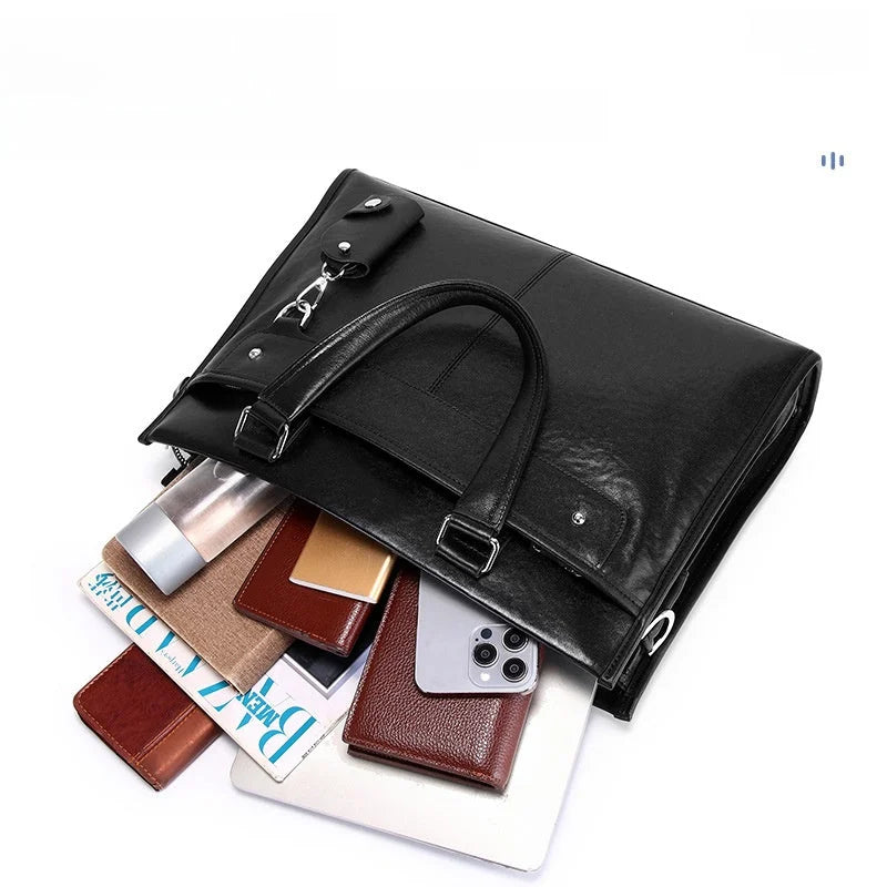 Mallette en cuir noir avec poignée et porte-clés sur fond blanc