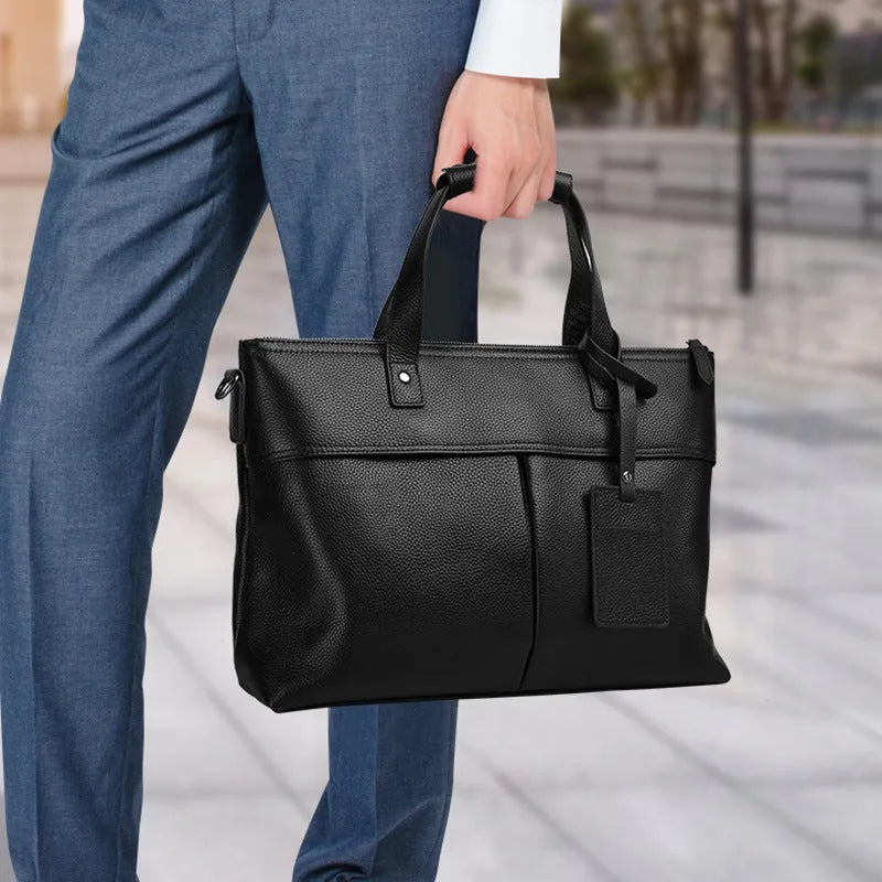 Homme habillé tenant une mallette d'affaires en cuir noir pleine fleur