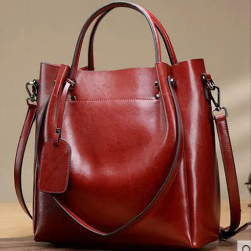Sac bandoulière cuir marron vue de face avec accessoires