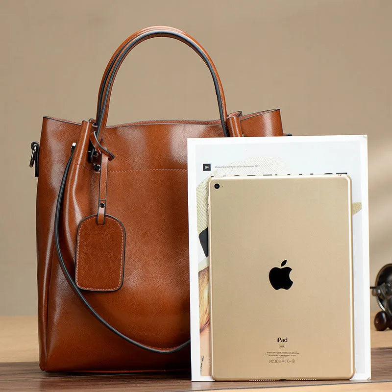 Sac bandoulière cuir marron vue de face avec accessoires