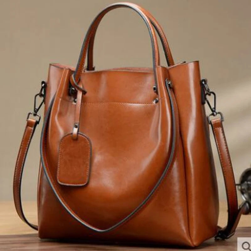 Sac bandoulière cuir marron vue de face avec accessoires