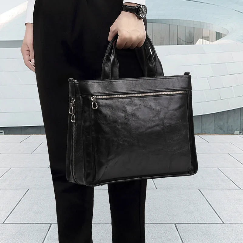 Homme tenant une sacoche en cuir noir par les poignées