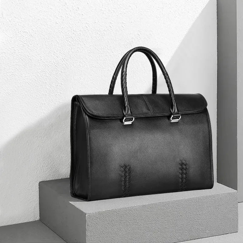 Porte-documents en cuir noir posé sur un marchepied avec lumière naturelle