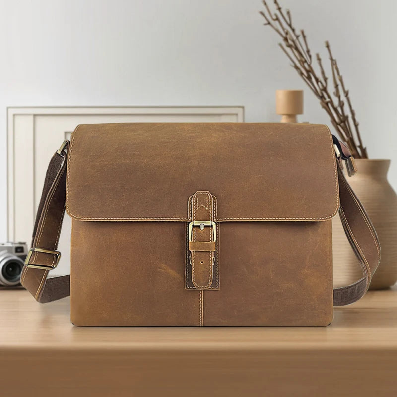 Sac bandoulière en cuir vintage marron vue de face sur fond blanc