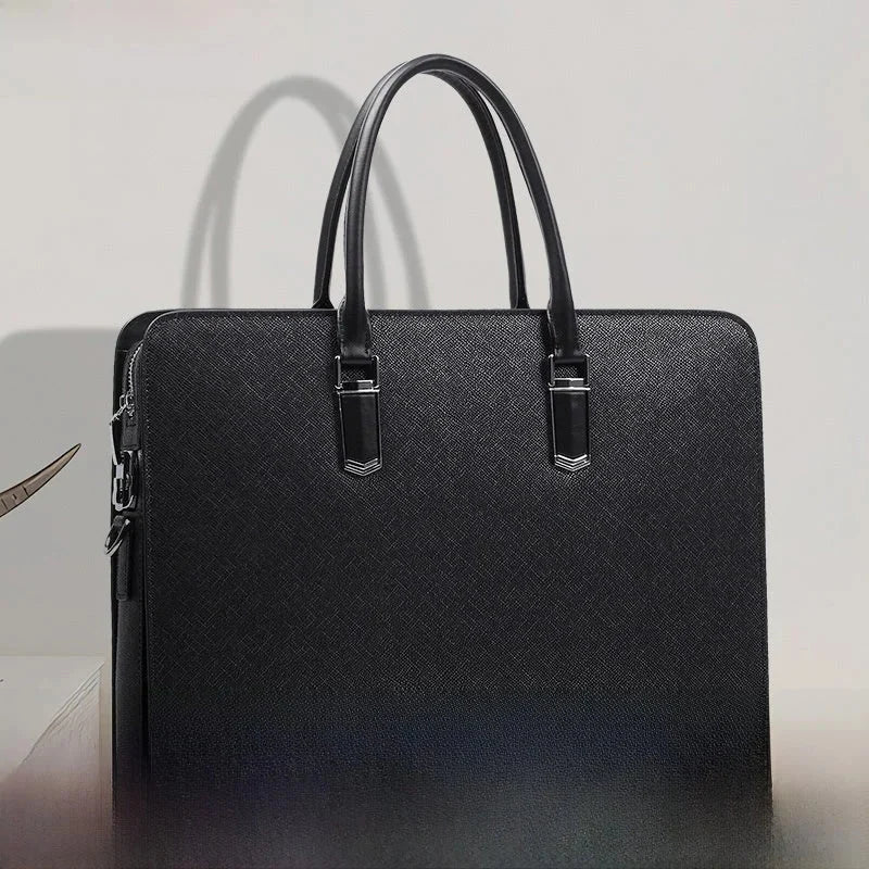 Vue rapprochée d'un cartable en cuir noir sur fond neutre éclairé