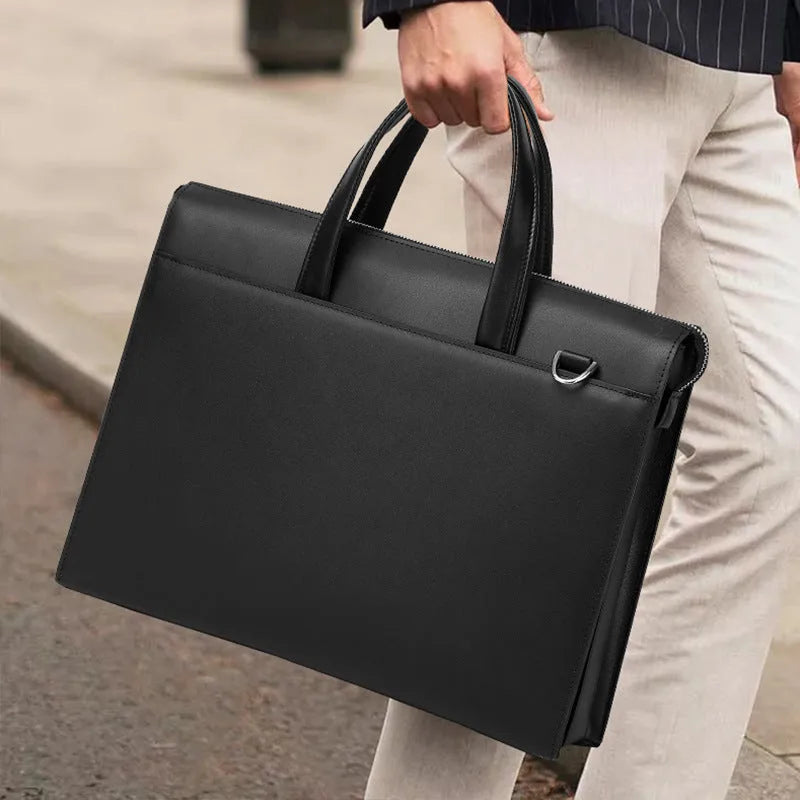 Homme portant un porte-documents noir en cuir à la main