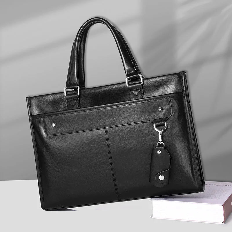 Mallette en cuir noir avec poignée et porte-clés sur fond blanc