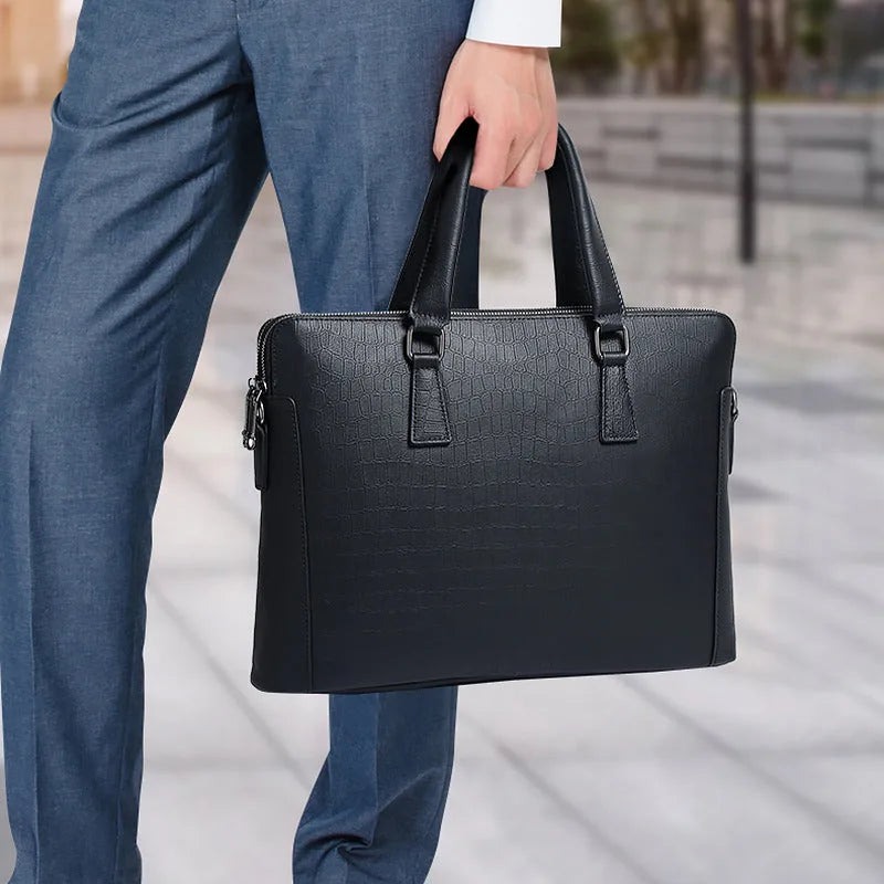 Sacoche d'affaires en cuir noir avec motifs texturés rappelant le cuir de crocodile