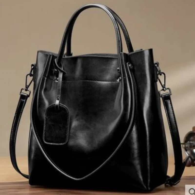 Sac bandoulière cuir marron vue de face avec accessoires