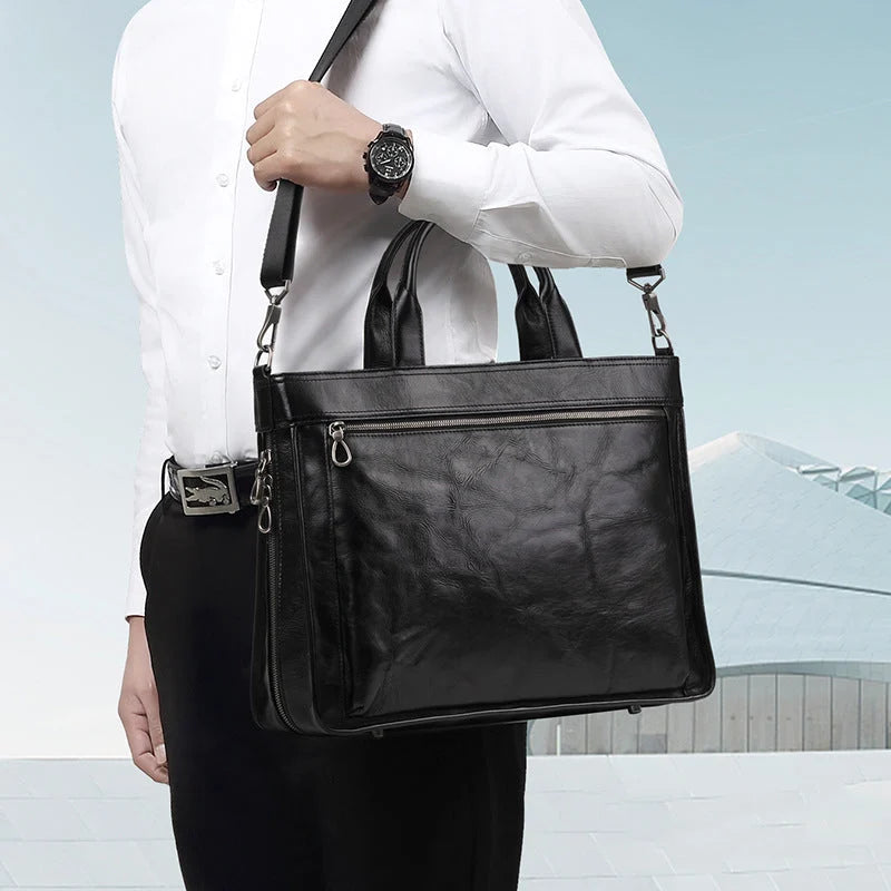 Homme portant une sacoche en cuir noir avec bandoulière sur épaule