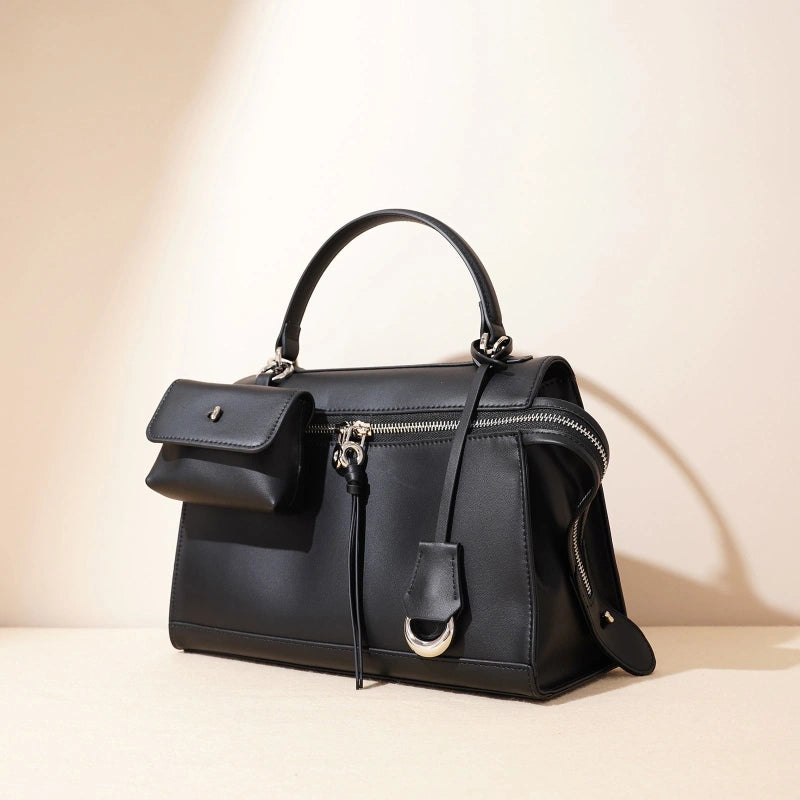 Sac à main noir avec pochette avant et zip métal argenté