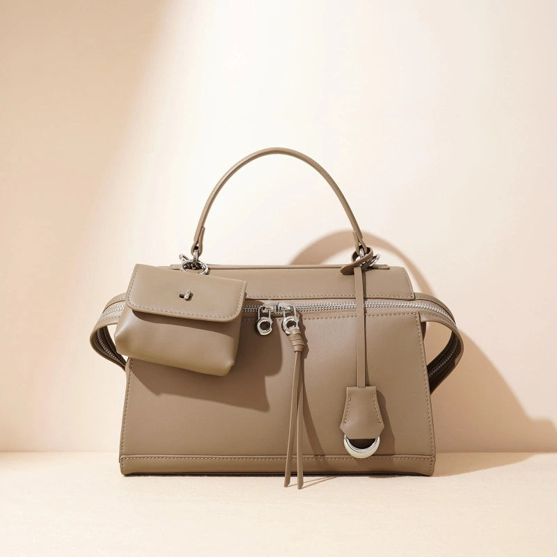 Sac à main beige avec pochette avant et zip métal argenté