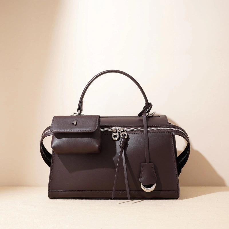 Sac à main couleur cerise avec pochette avant et zip métal argenté