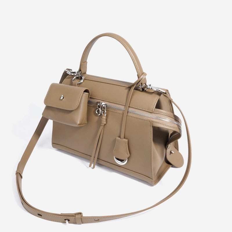 Sac à main beige avec pochette avant et zip métal argenté