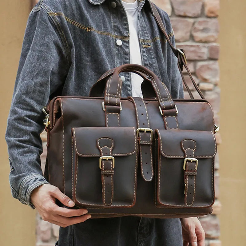 Porte-documents en cuir café marron avec deux poches avant et une bandoulière