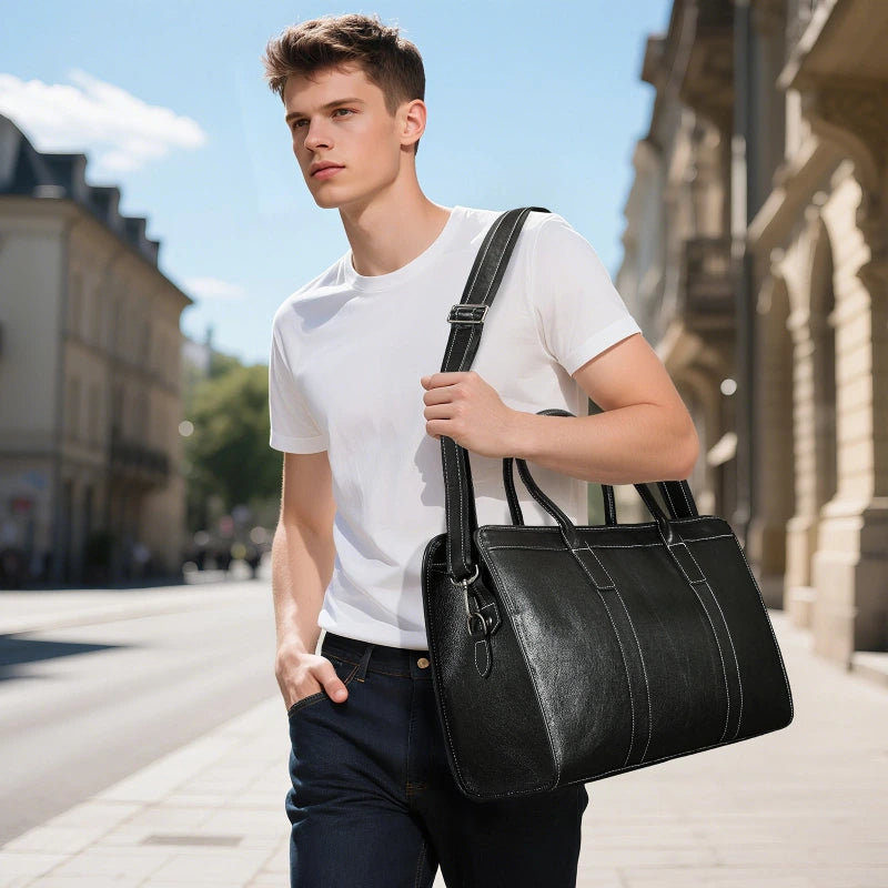 Sac à main en cuir noir posé sur une surface en bois avec fond gris