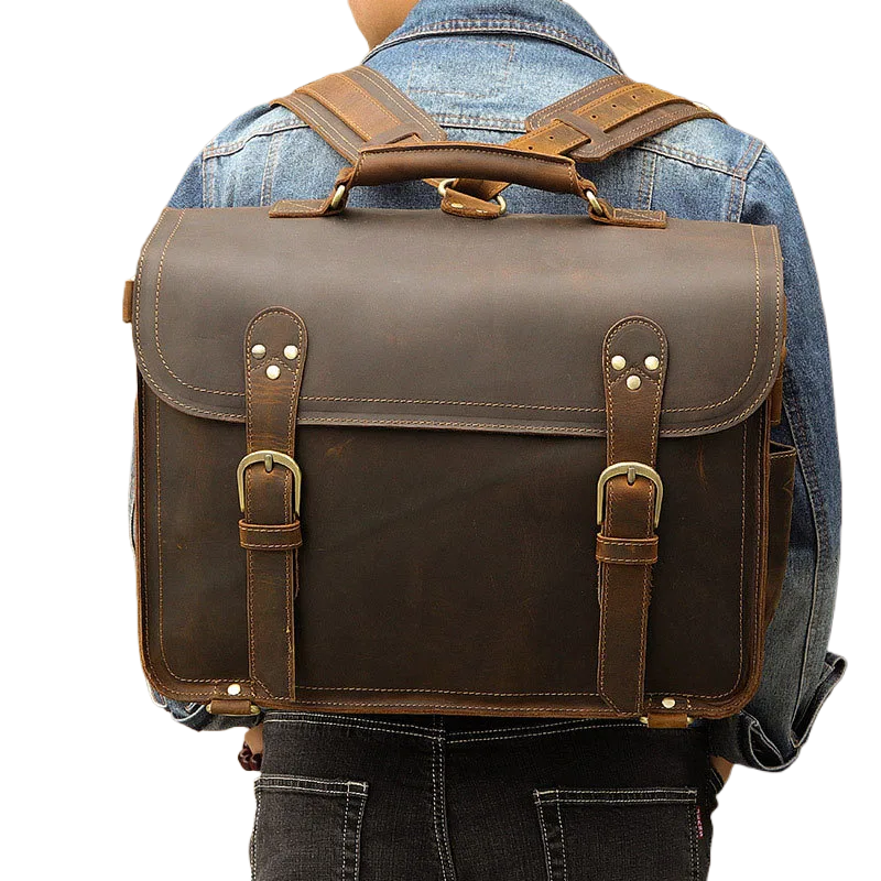 Sac bandoulière en cuir porté sur le dos par une personne en veste jean