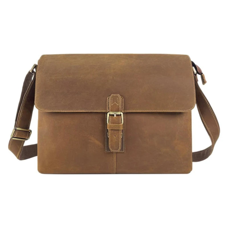 Sac bandoulière en cuir vintage marron vue de face sur fond blanc