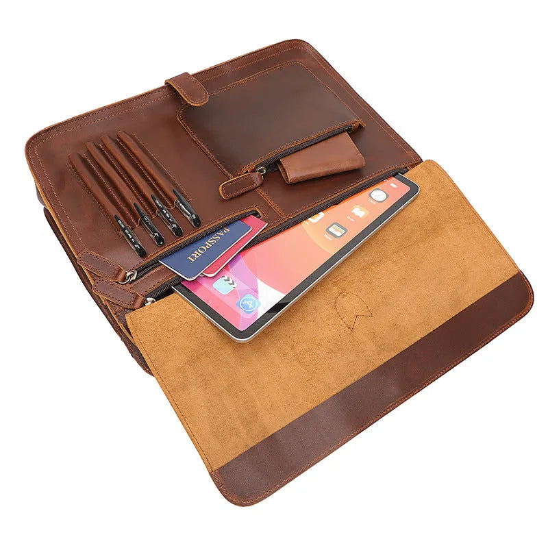 Intérieur de la mallette ouverte avec tablette et accessoires rangés