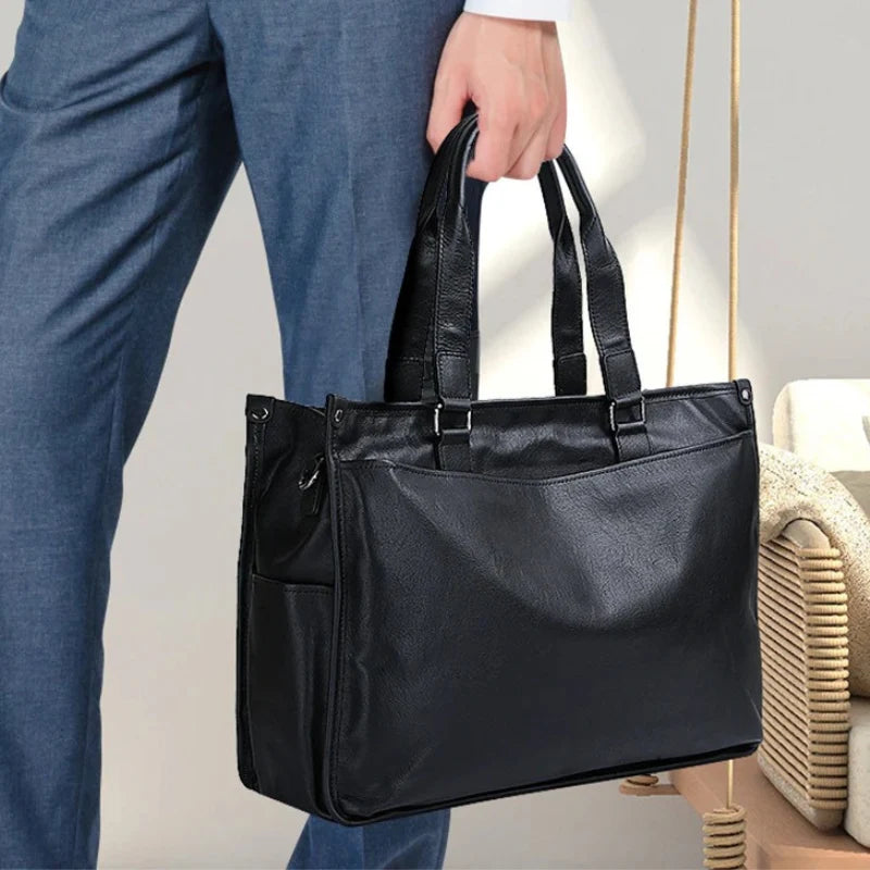 Homme tenant une mallette en cuir noir, habillé en pantalon bleu