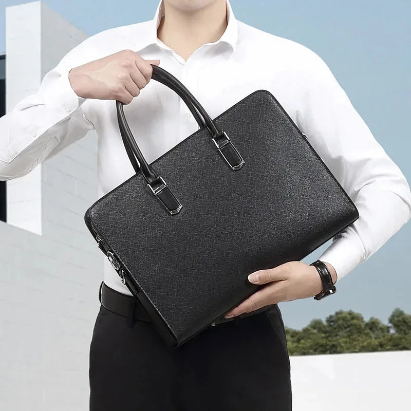 Homme tenant un cartable en cuir noir devant un fond urbain